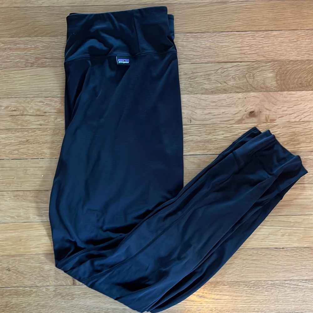Womens’s Patagonia lightweight capilene baselayer size L. Black.